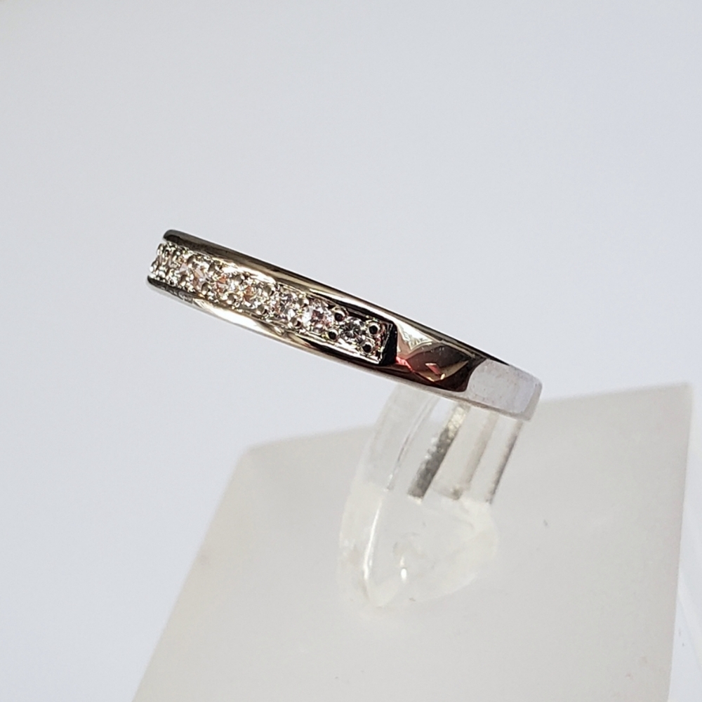 18k Channel Set Band - Picture 2 of 8